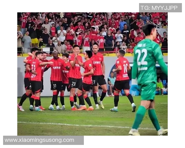 足球明星加盟新俱乐部引发热议球迷期待新赛季精彩表现